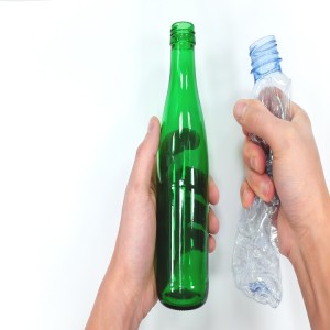 双手拿着一个可重复使用的玻璃瓶和一个白色背景的塑料瓶。“零浪。”忚