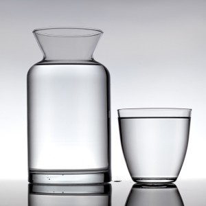 杯子和一个盛满水的玻璃瓶