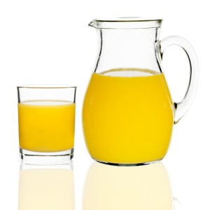 用 玻璃杯 和 水瓶 盛橙汁